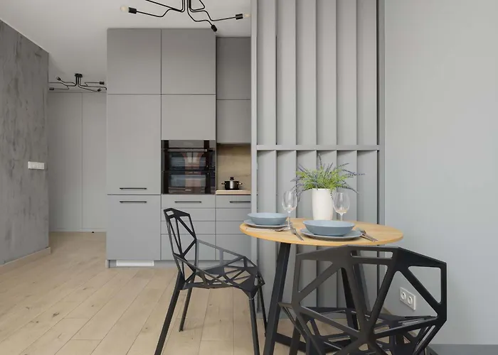 Metro Wola With Parking & Ac Next To Rising Museum By Renters شقة