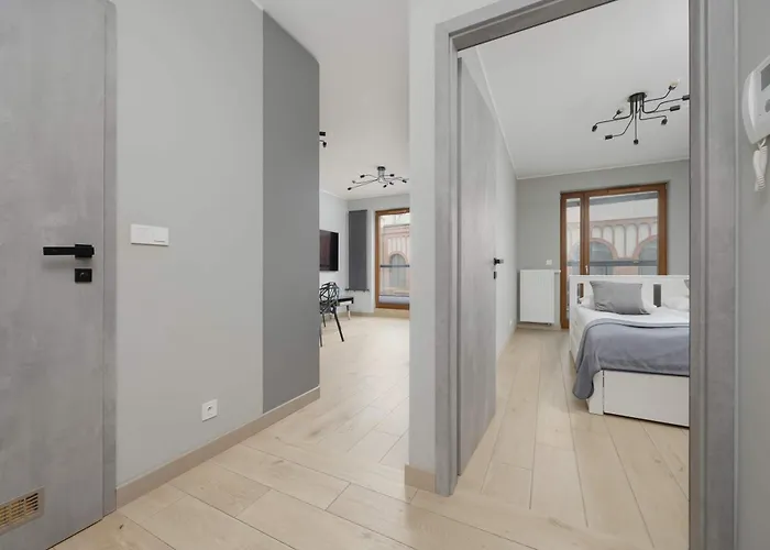 Metro Wola With Parking & Ac Next To Rising Museum By Renters شقة