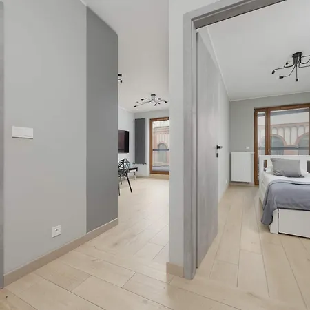 Metro Wola With Parking & Ac Next To Rising Museum By Renters Apartment