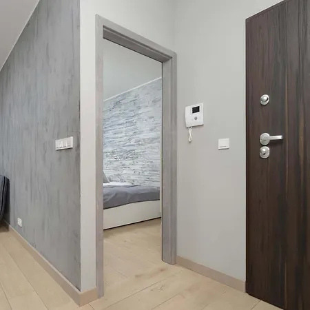 Metro Wola With Parking & Ac Next To Rising Museum By Renters Apartment