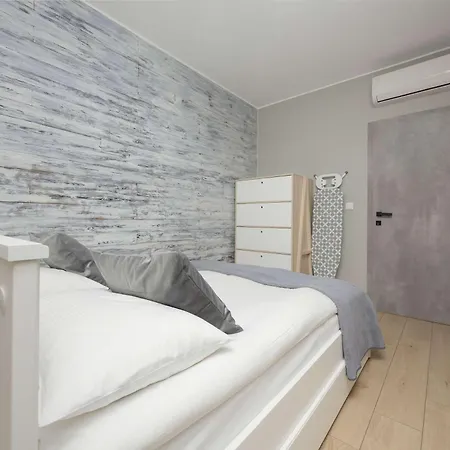 Metro Wola With Parking & Ac Next To Rising Museum By Renters Apartment Warsaw