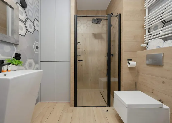 Metro Wola With Parking & Ac Next To Rising Museum By Renters *